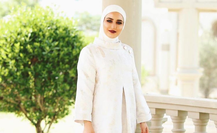 فساتين طويلة باللون الأبيض للمحجبات