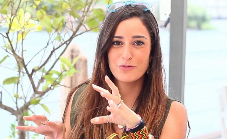 استوحي فساتين خطوبتك الطويلة من أمينة خليل