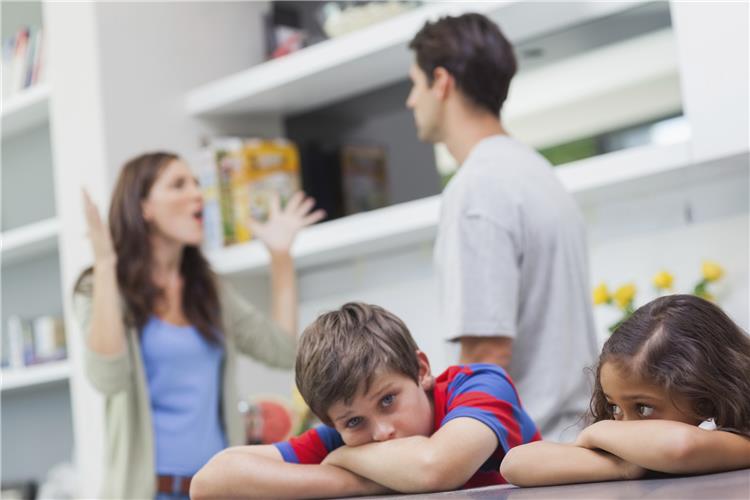 6 نماذج لتأثير الخلافات الزوجية على أطفالك